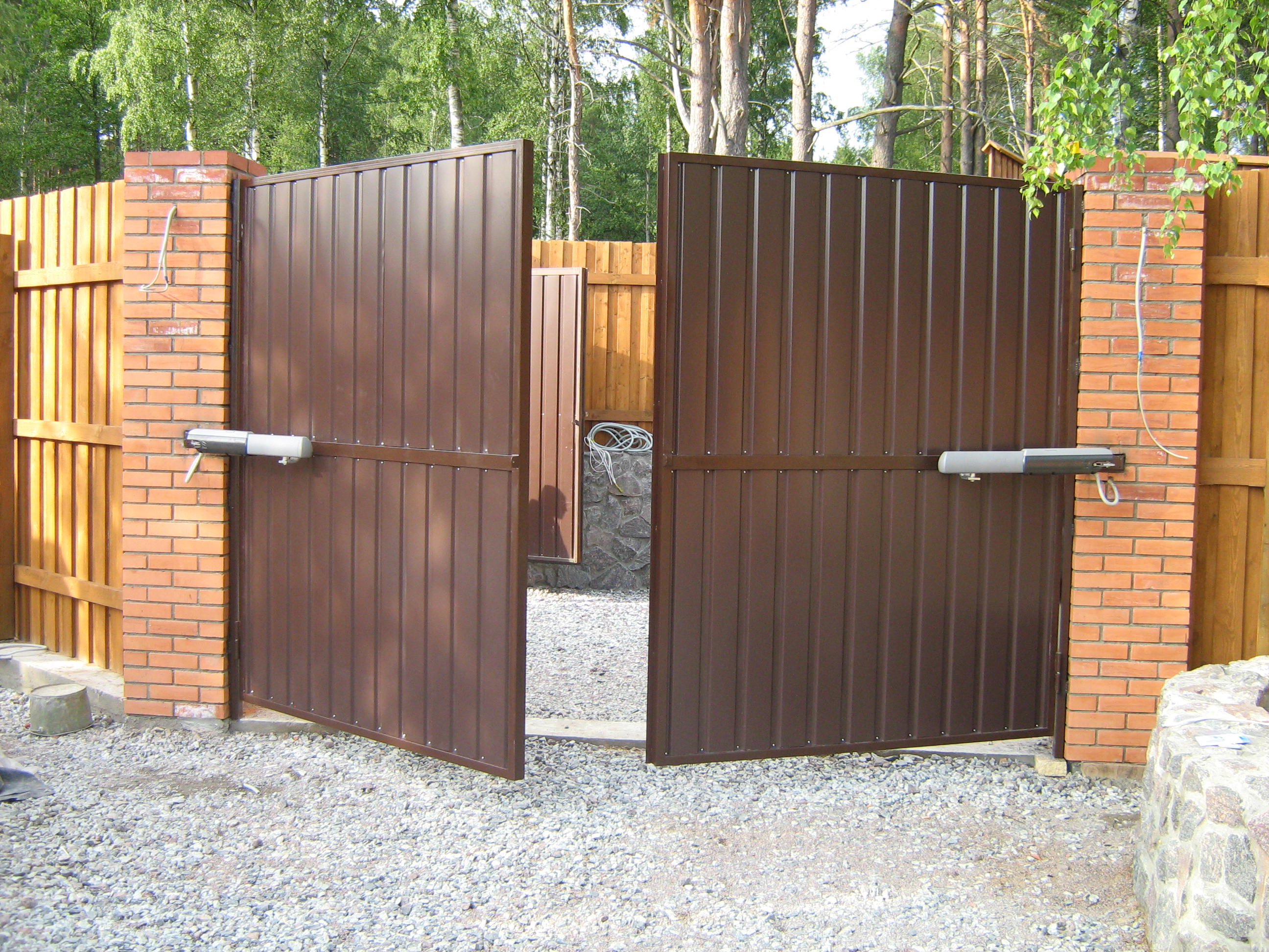 Автоматические распашные ворота , цена под ключ от 25 000 руб .